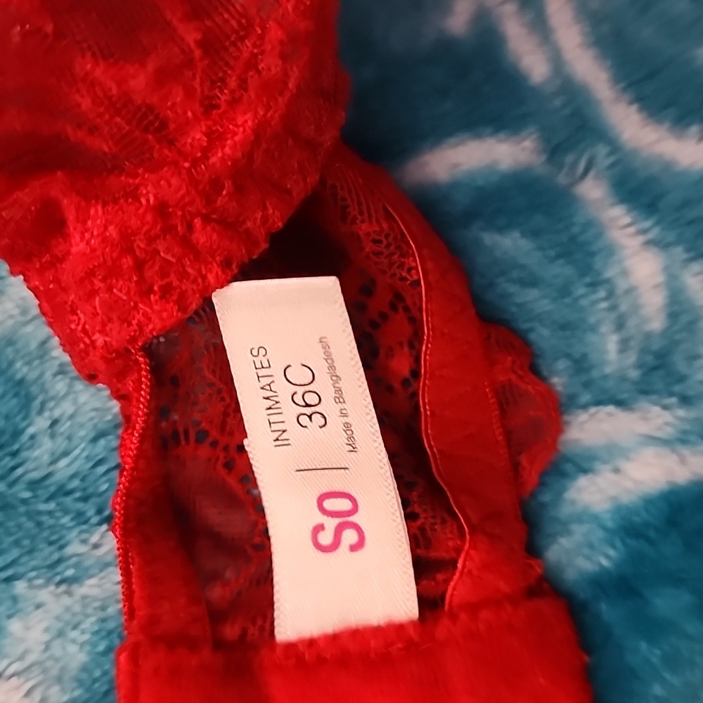 Red bra - Picture 3 of 3